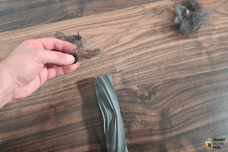 Волосы удаляются с основной щетки Dreame L20 Ultra.